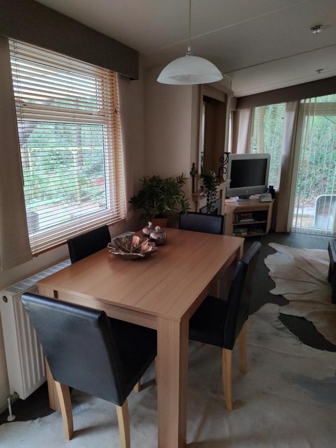 Chalet Met Veranda Aan Bosrand Vledder Esterno foto